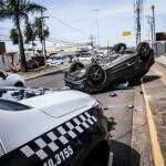 Motorista desrespeita sinalização e carro capota na Avenida Zahran em Campo Grande