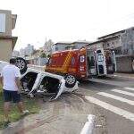 Motorista ‘fura’ sinal vermelho e carro com 3 crianças capota em Campo Grande