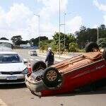 Carro capota ao ser atingido por outro veículo em cruzamento no Jardim Paulista