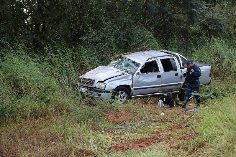 Motorista perde o controle e capota camionete na BR-060 após ultrapassagem