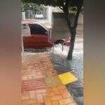 VÍDEO: Chuva de 15 minutos gera enxurrada em ruas do bairro Carandá Bosque