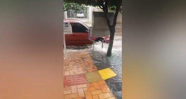 VÍDEO: Chuva de 15 minutos gera enxurrada em ruas do bairro Carandá Bosque