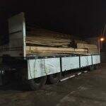 PMA encontra funcionários descarregando carga de madeira ilegal em Batayporã