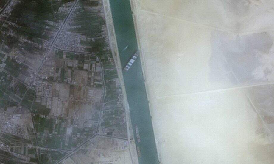 Especialistas tentam desencalhar meganavio no Canal de Suez