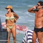Carol Peixinho e André Martinelli curtem praia no Rio