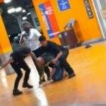 Homem negro é espancado até a morte por segurança do Carrefour e PM temporário