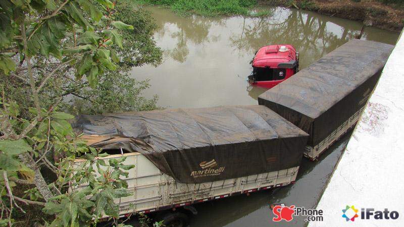 Carreta cai em rio após bandidos roubarem motoristas na MS-157