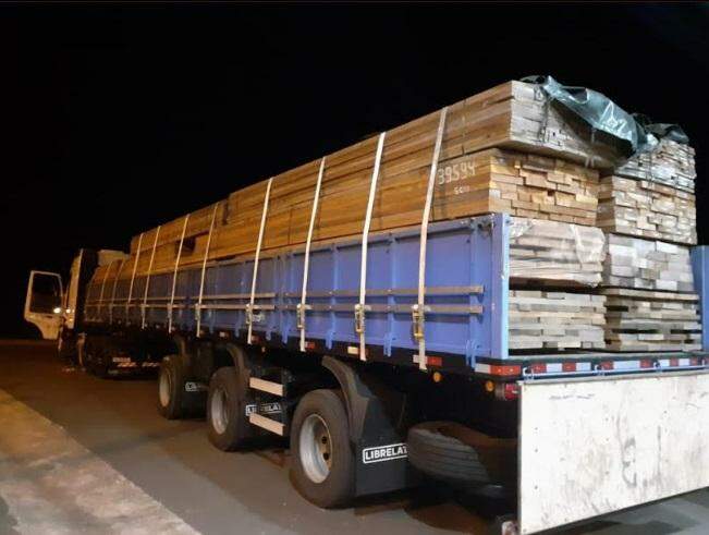Carga de madeira transporta ilegalmente é apreendida; empresa multada em R$ 18 mil