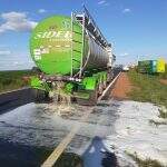 Em acidente, carreta despeja 30 mil litros de chope na estrada e causa correria por um ‘gole’