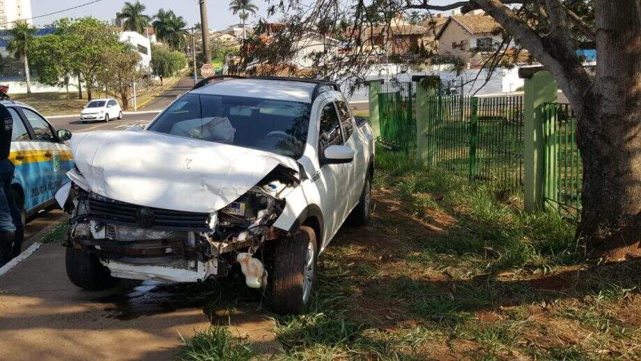 Motorista tem corte na cabeça em acidente ao lado do Parque das Nações Indígenas