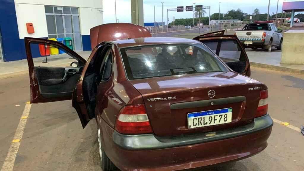 Carro tinha placas do Paraguai (Foto: Via WhatsApp)