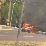 VÍDEO: Calorão não ajuda e incêndio destrói carro na rotatória da Avenida Mato Grosso