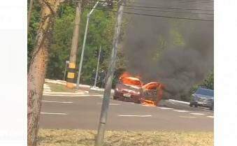 VÍDEO: Calorão não ajuda e incêndio destrói carro na rotatória da Avenida Mato Grosso