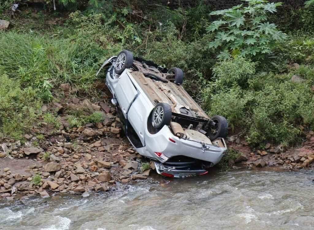 Motorista cai com veículo em córrego após acidente e cachorrinha desaparece