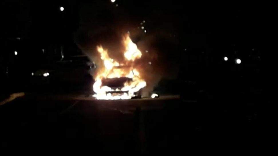 VÍDEO: incêndio destrói carro na região da Orla Morena em Campo Grande