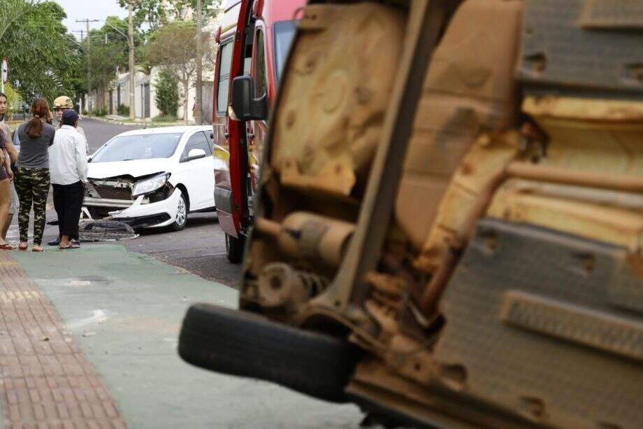 Carro tomba em cruzamento após colisão e motorista é socorrido pelo Samu