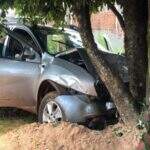 Esfaqueado, homem perde controle de carro, bate em árvore e morre