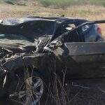 Motorista capota carro em rodovia depois de passar por buraco