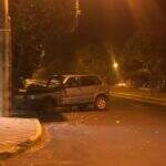 Bêbados, namorados vão dar volta de carro e acabam batendo em árvore