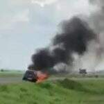 VÍDEO: Bombeiros são mobilizados para carro em chamas com risco de explosão em rodovia