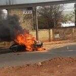 VÍDEO: Chevette é destruído por fogo após pane elétrica em avenida em Campo Grande