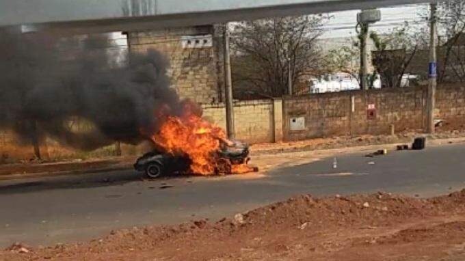 VÍDEO: Chevette é destruído por fogo após pane elétrica em avenida em Campo Grande