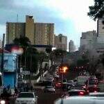 VÍDEO: carro pega fogo em frente ao Hospital do Câncer em Campo Grande