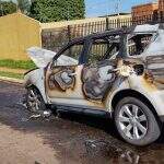 VIDEO: carro fica destruído ao pegar fogo em Campo Grande