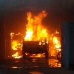 Carro fica destruído após pegar fogo dentro de garagem de casa