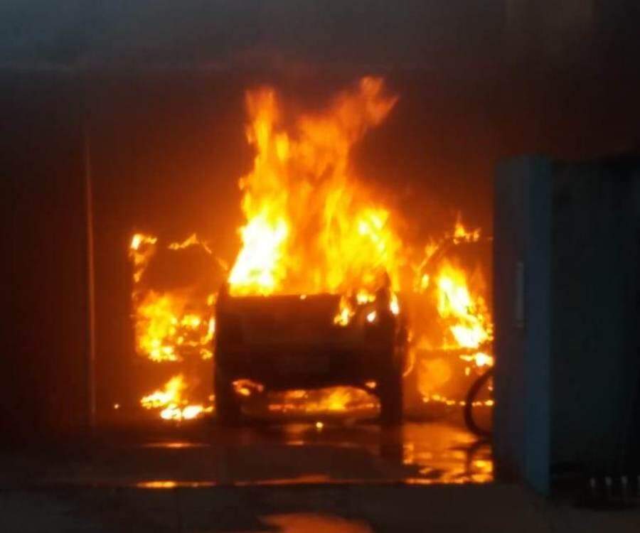 Após discussão, mulher encontra carro em chamas e suspeita de incêndio criminoso