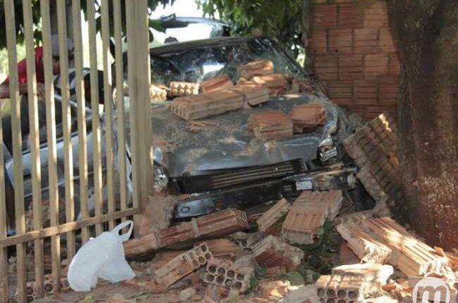 Motorista alcoolizado invade preferencial, bate em carro e depois em muro