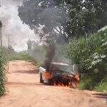 Pane elétrica causa incêndio e carro de frentista é destruído pelo fogo