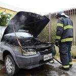 Carro pega fogo e fica destruído em Campo Grande