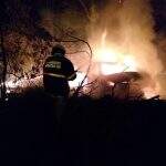 Após colisão na BR-262, carro é destruído por fogo