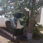 Motorista bêbado dorme ao volante, derruba lixeira e bate em poste em Campo Grande