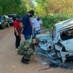Dois carros são encontrados queimados na fronteira com o Paraguai