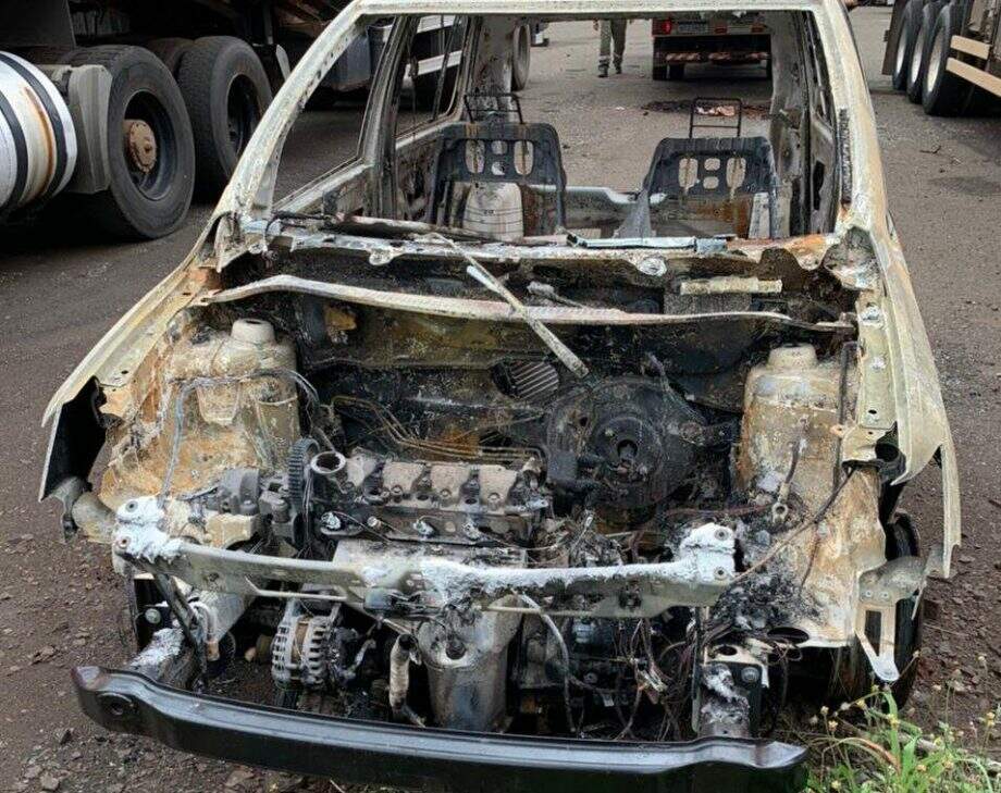 VÍDEO: polícia divulga imagens de dupla que roubou barbearia e incendiou carro em Campo Grande