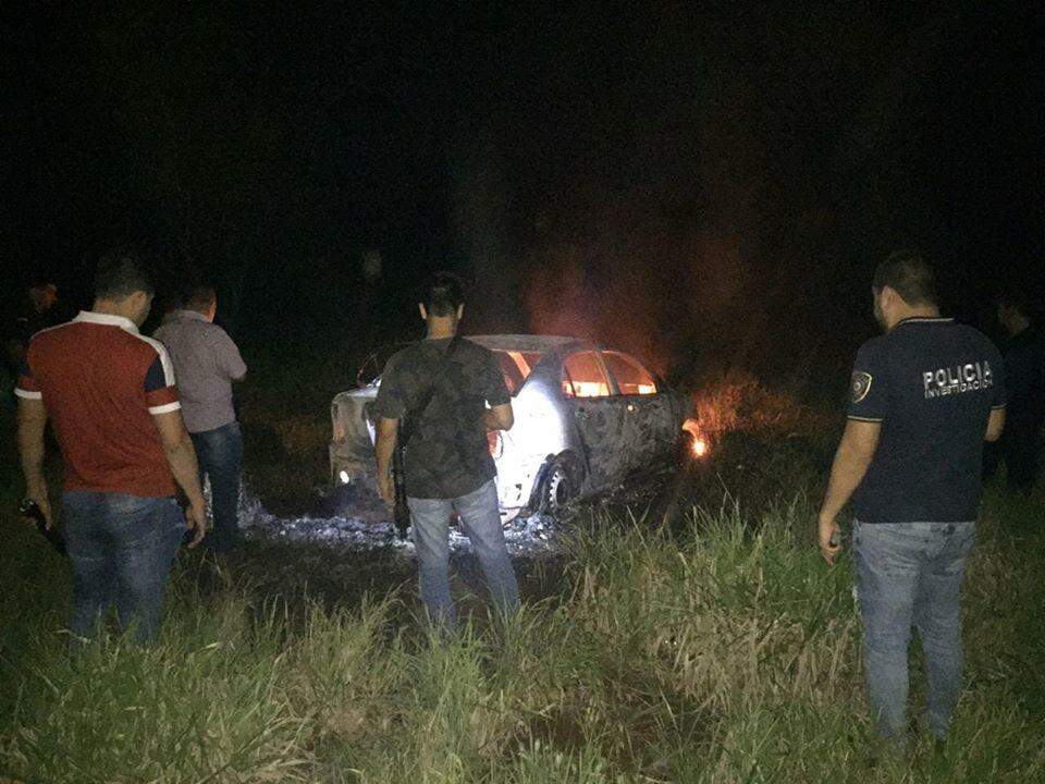 Carro usado no crime foi incendiado. (Foto: Ponta Porã News)