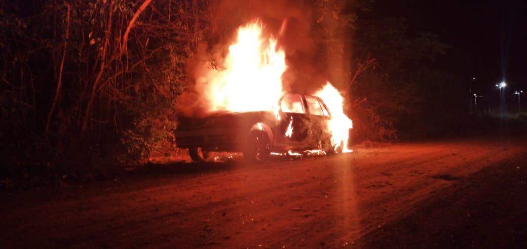 Carro incendiado assusta moradores, que temem onda violência no Caiobá