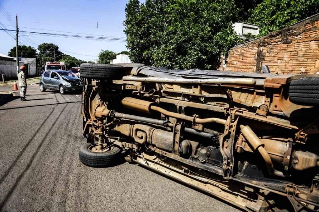 Camionete tombou com o impacto (Foto: Henrique Arakaki