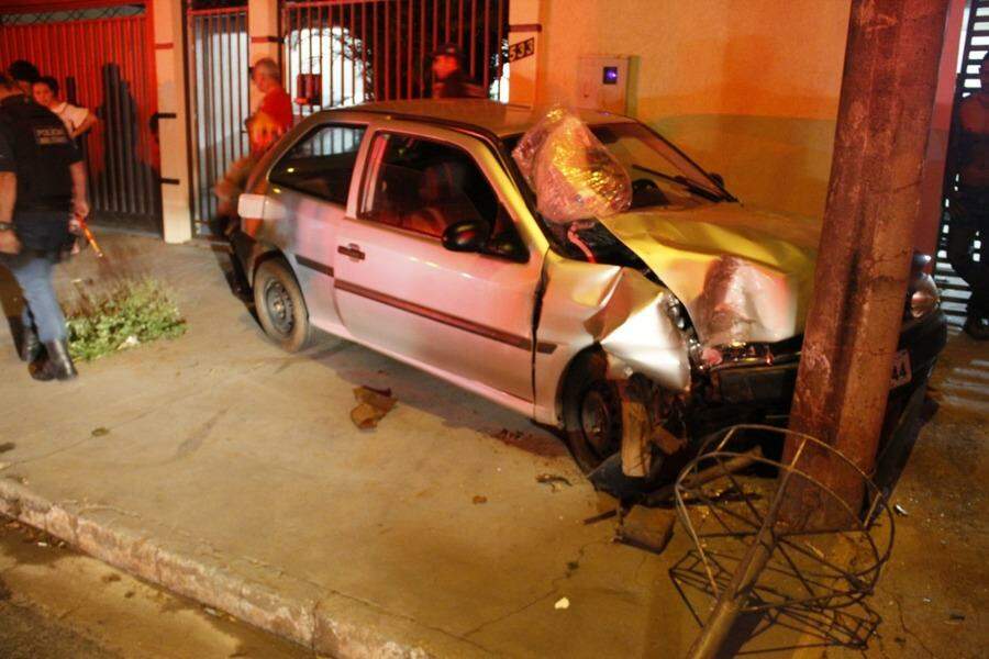 Embriagado, motorista perde controle e bate contra poste em rua