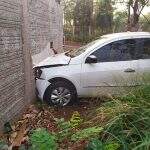 Embriagado, motorista perde controle da direção e bate em muro