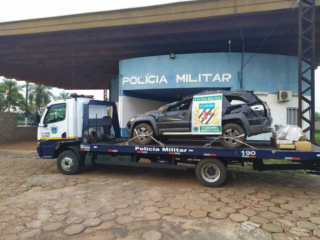 O carro foi guinchado pela Polícia Militar (Foto: Divulgação)