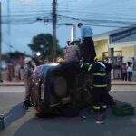 VÍDEO: Motorista capota carro e três pessoas são socorridas em Campo Grande