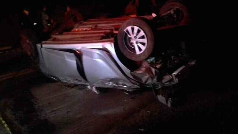 Bêbado, motorista bate em placa de posto e capota carro em Sidrolândia