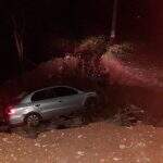 Ao fugir de assaltantes, motorista cai em cratera sem sinalização em Campo Grande