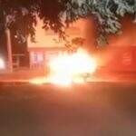 VÍDEO: carro é destruído por incêndio na Nova Campo Grande