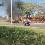 VÍDEO: Carro de autoescola pega fogo na Ernesto Geisel