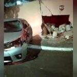 Motorista foge de policiais, perde controle e bate carro em muro em Campo Grande