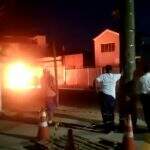 Mais um caso: carro pega fogo na região central de Campo Grande